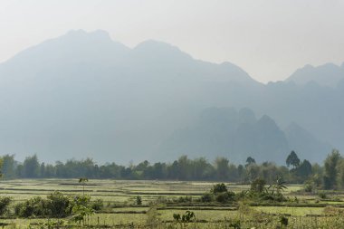 Bir dağ manzarası arkaplanı görüntüsü