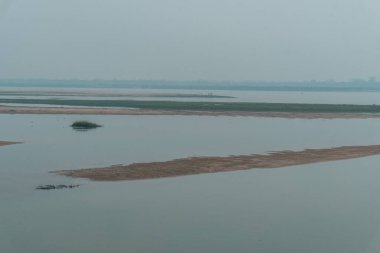 Sisteki denizin manzarası.