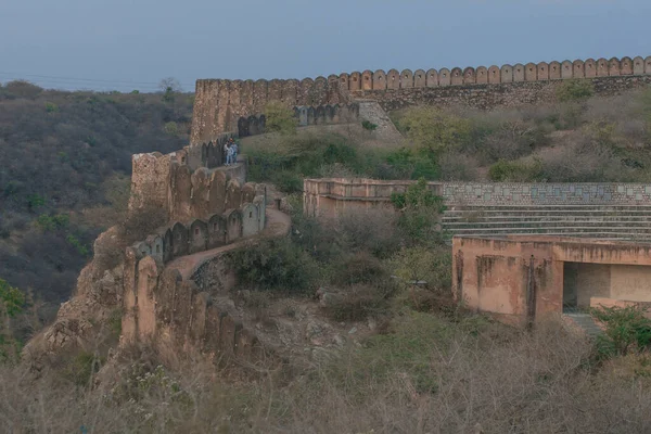 Dağların manzarası ve eski tapınakların duvarları