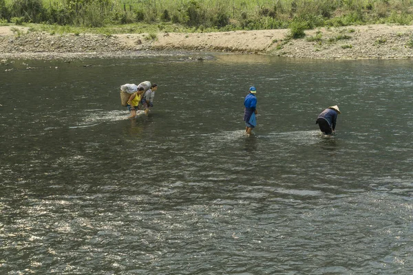 Nehir boyunca yürüyen bir grup insan