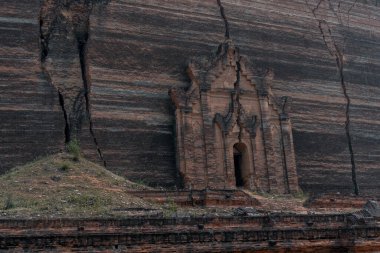 Harabeleri olan antik müze kalesi.