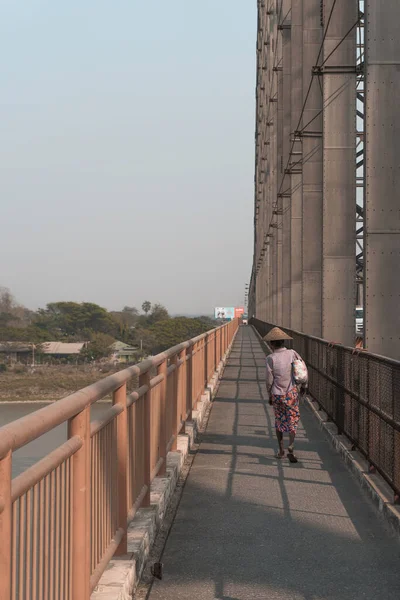 Jeune Femme Marchant Sur Pont — Photo