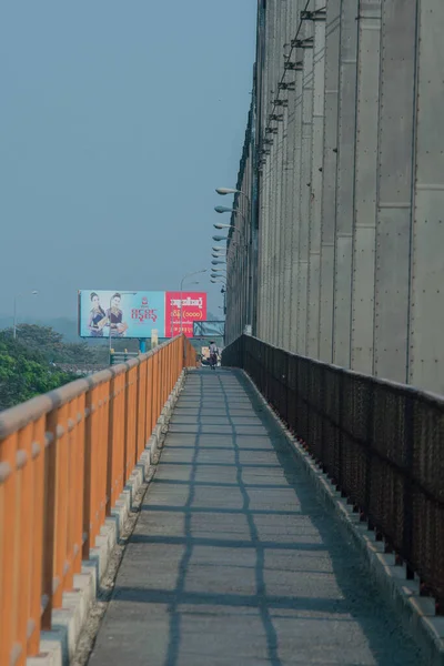 Jeune Femme Marchant Sur Pont — Photo