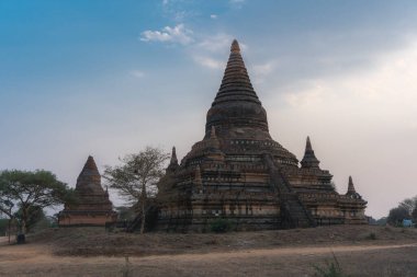 Harabeleri olan antik müze kalesi.