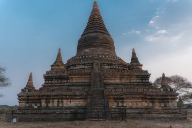 Harabeleri olan antik müze kalesi.