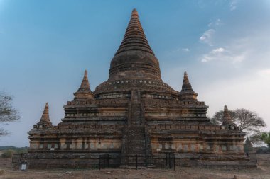 Harabeleri olan antik müze kalesi.