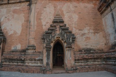 Bagan tapınağındaki eski kemer kapısı, Myanmar