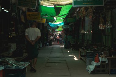 Çinliler sokakta mal satıyor.