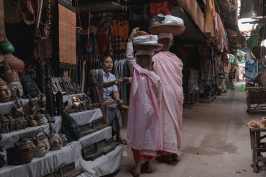 Çinliler sokakta mal satıyor.