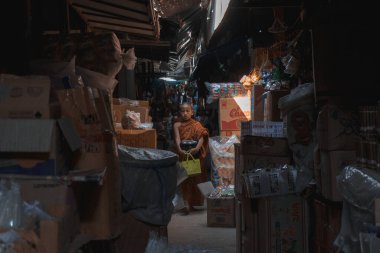 Çinliler sokakta mal satıyor.