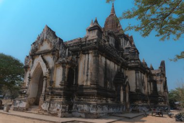 Harabeleri olan antik müze kalesi.