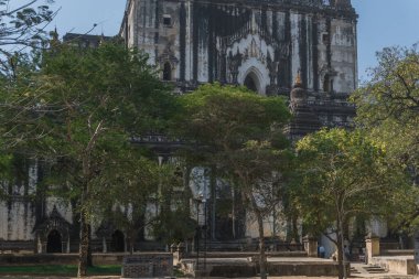 Harabeleri olan antik müze kalesi.
