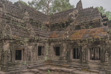 Harabeleri olan antik müze binaları