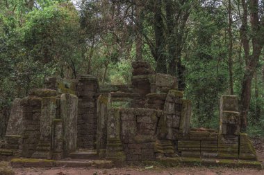 Harabeleri olan antik müze binaları