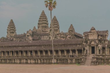 Harabeleri olan antik müze binaları