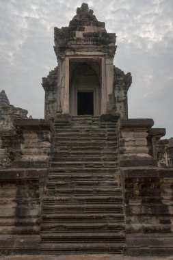 Harabeleri olan antik müze binaları