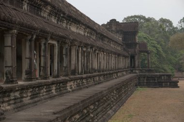 Harabeleri olan antik müze binaları