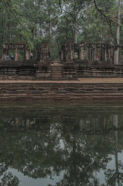 Harabeleri olan eski grunge binaları