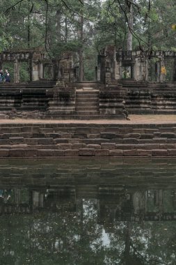 Harabeleri olan eski grunge binaları