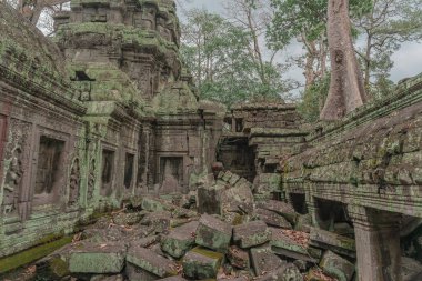 Harabeleri olan eski grunge binaları
