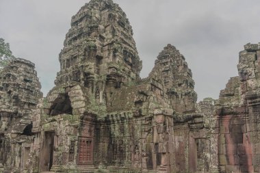 Harabeleri olan eski grunge binaları