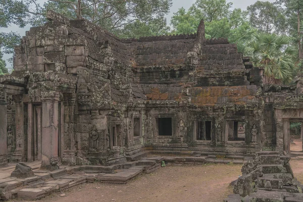 遺跡のある古代博物館の建物 — ストック写真