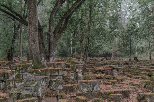 古旧的带有废墟的抹黑建筑 — 图库照片