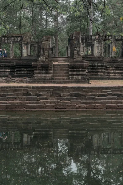 Harabeleri olan eski grunge binaları