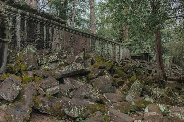 古旧的带有废墟的抹黑建筑 — 图库照片