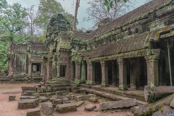 遺跡のある古代のグランジの建物 — ストック写真