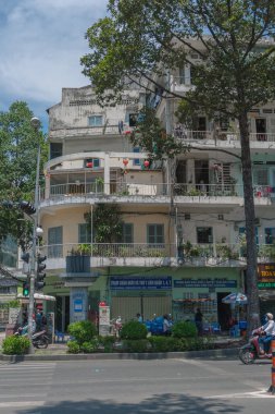 Binaların ve insanların olduğu cadde manzarası