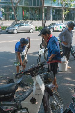 Binaların ve insanların olduğu cadde manzarası