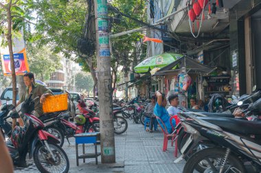 Binaların ve insanların olduğu cadde manzarası