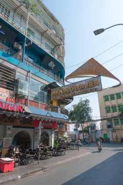 Binaların ve insanların olduğu cadde manzarası