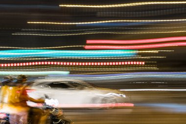 Gece yoldaki trafik ışıkları