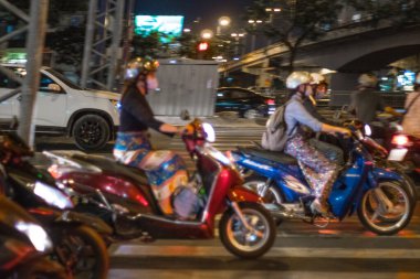 Binaların ve insanların olduğu cadde manzarası