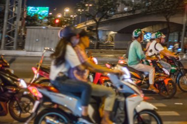 Binaların ve insanların olduğu cadde manzarası