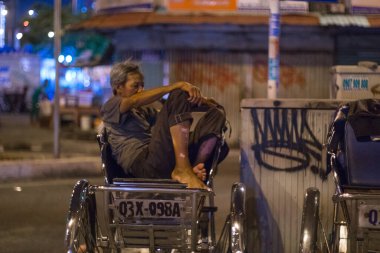 Binaların ve insanların olduğu cadde manzarası