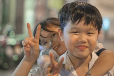Mutlu çocuklar Çin 'de sokakta