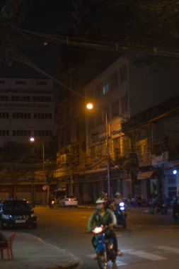 Binaların ve insanların olduğu cadde manzarası