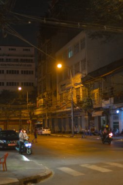 Binaların ve insanların olduğu cadde manzarası