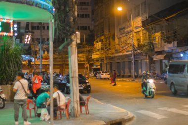Binaların ve insanların olduğu cadde manzarası
