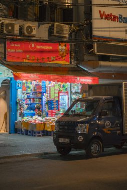 Binaların ve insanların olduğu cadde manzarası