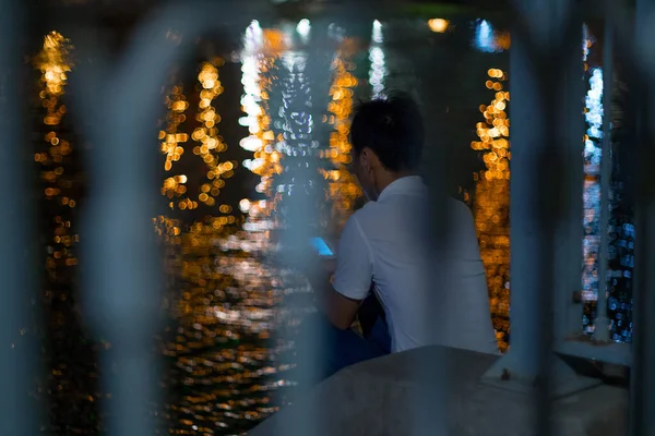 Homme Assis Avec Smartphone Près Lac Arrière Plan — Photo
