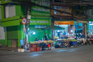 Binaların ve insanların olduğu cadde manzarası