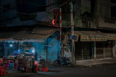 Binaların ve insanların olduğu cadde manzarası