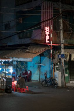 Binaların ve insanların olduğu cadde manzarası