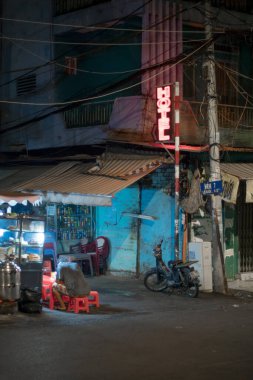 Binaların ve insanların olduğu cadde manzarası