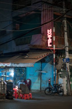 Binaların ve insanların olduğu cadde manzarası