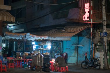 Binaların ve insanların olduğu cadde manzarası